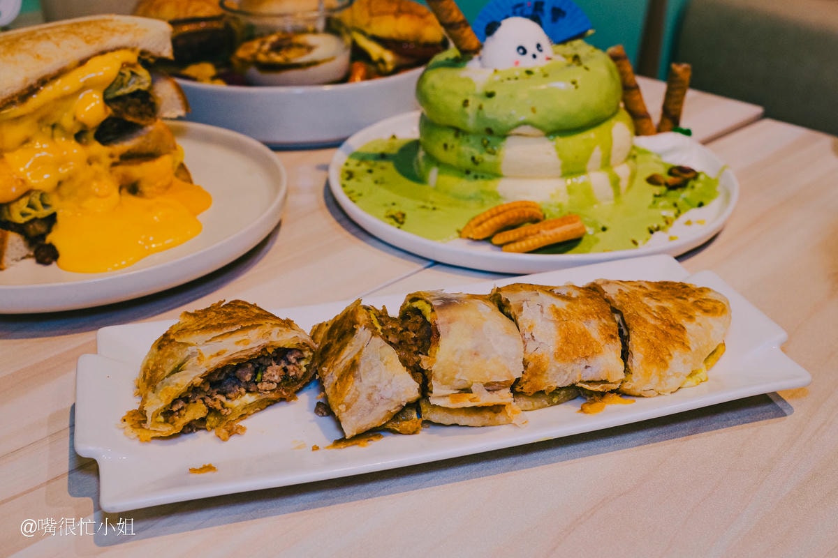 隔壁早餐-泰式打拋豬肉酥皮蛋餅
