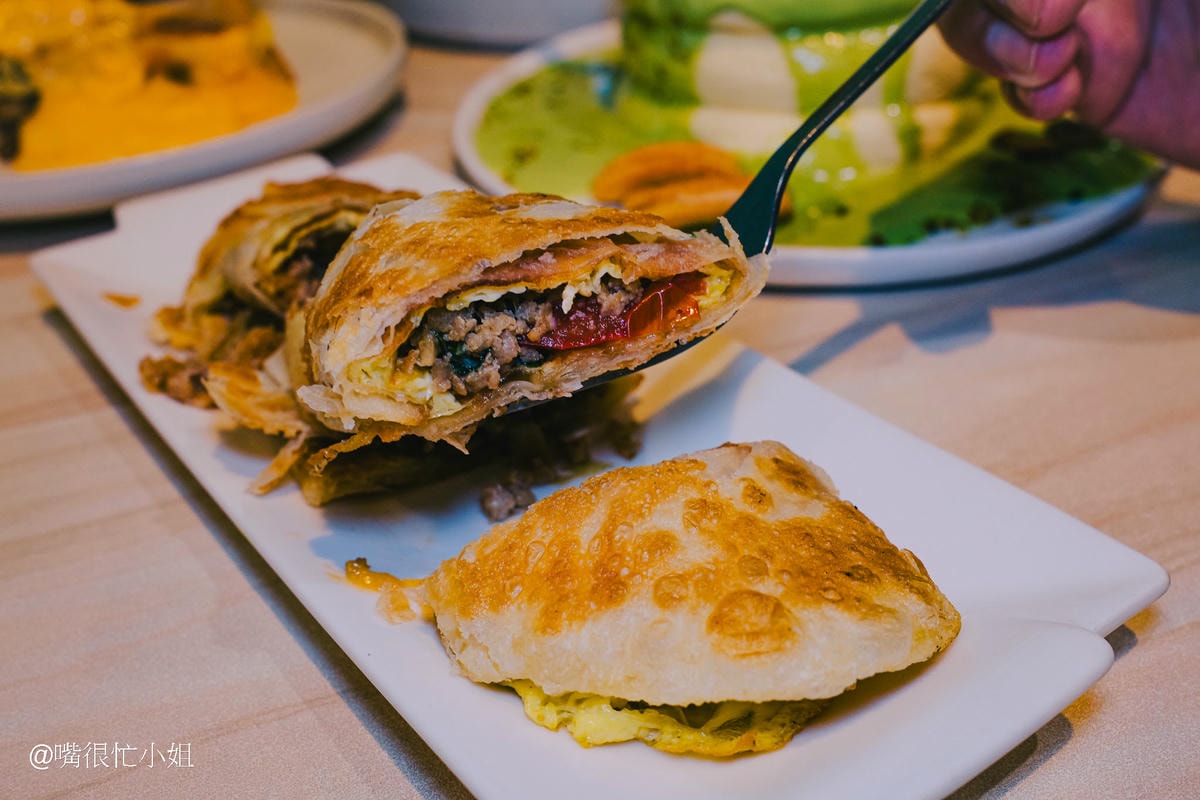 隔壁早餐-泰式打拋豬肉酥皮蛋餅