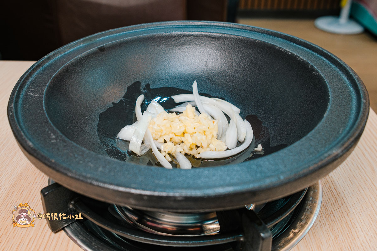 竹北火鍋推薦|鍋娘娘火鍋店:桌邊爆炒石頭鍋、自助吧吃到飽,這間小火鍋真的很厲害 - 第17張圖 竹北火鍋推薦|鍋娘娘火鍋店:桌邊爆炒石頭鍋、自助吧吃到飽,這間小火鍋真的很厲害