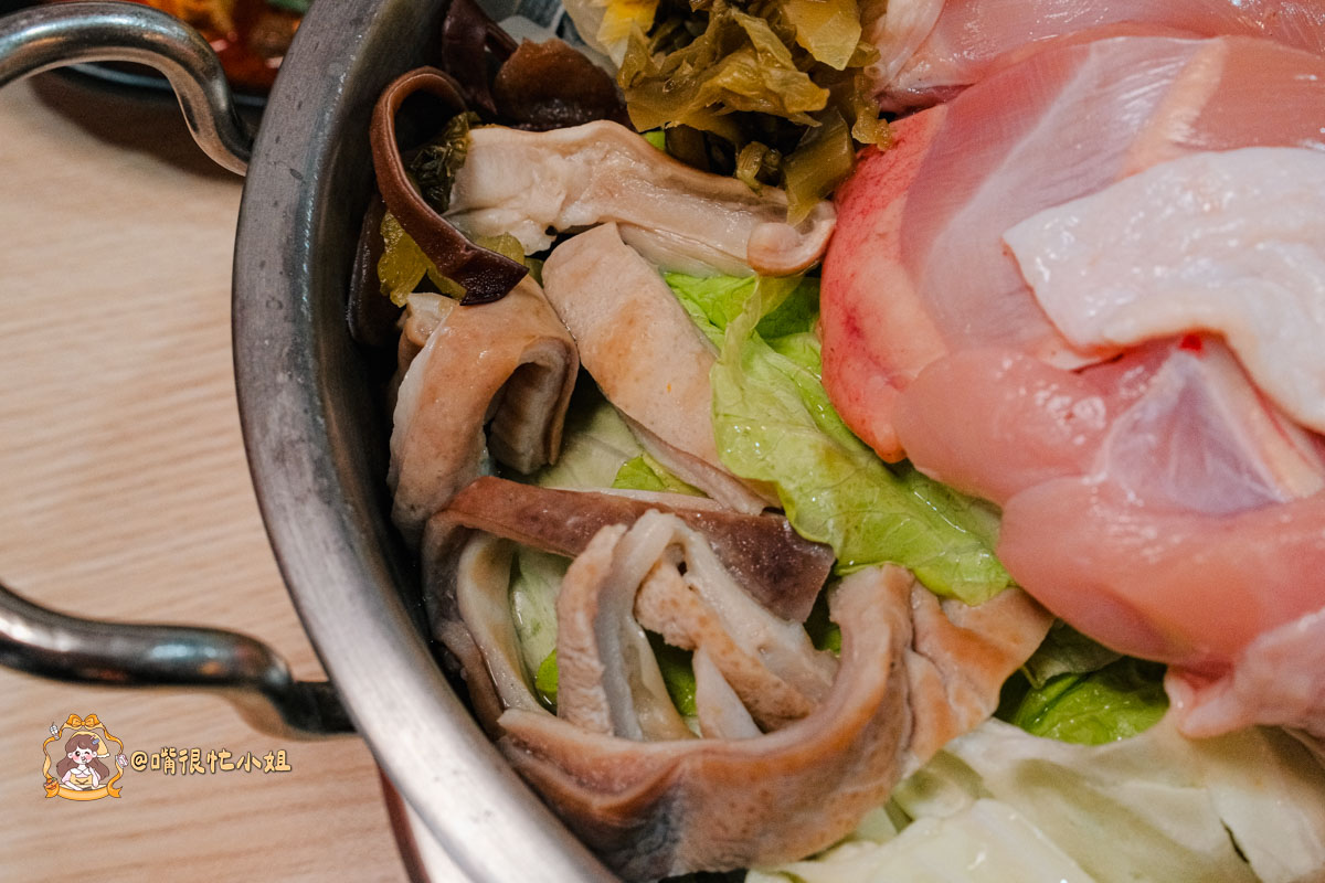 竹北火鍋推薦|鍋娘娘火鍋店:桌邊爆炒石頭鍋、自助吧吃到飽,這間小火鍋真的很厲害 - 第22張圖 竹北火鍋推薦|鍋娘娘火鍋店:桌邊爆炒石頭鍋、自助吧吃到飽,這間小火鍋真的很厲害