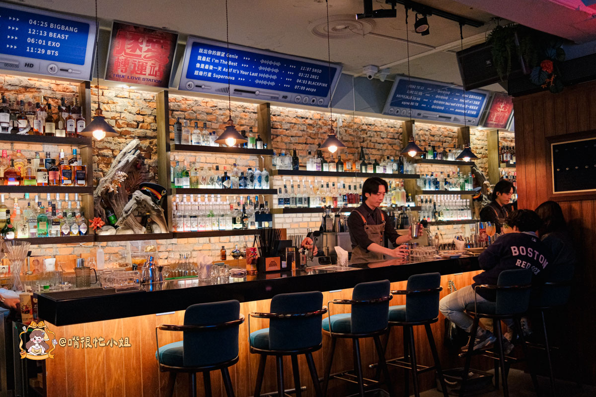 台北中山區餐酒館推薦｜逐愛轉運站—老宅車站風的深夜餐酒館 KPOP主題調酒、創意料理一次滿足