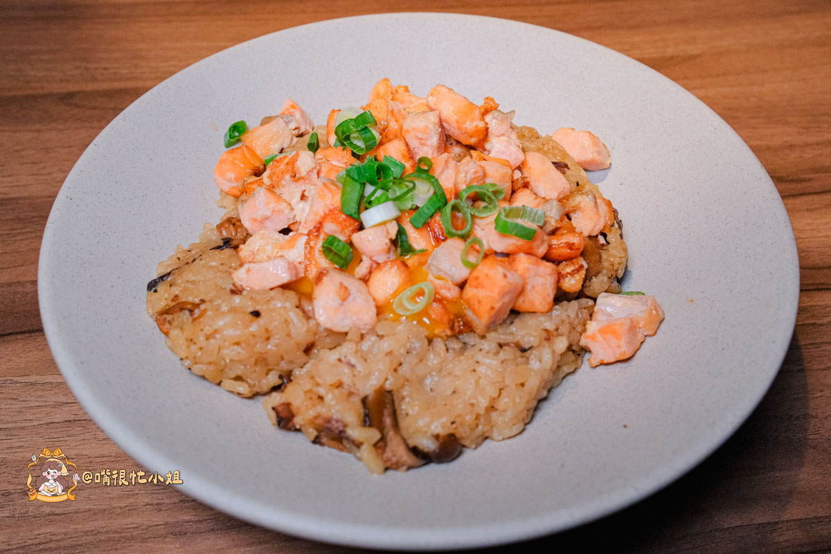 台北中山區餐酒館推薦｜逐愛轉運站—老宅車站風的深夜餐酒館 KPOP主題調酒、創意料理一次滿足