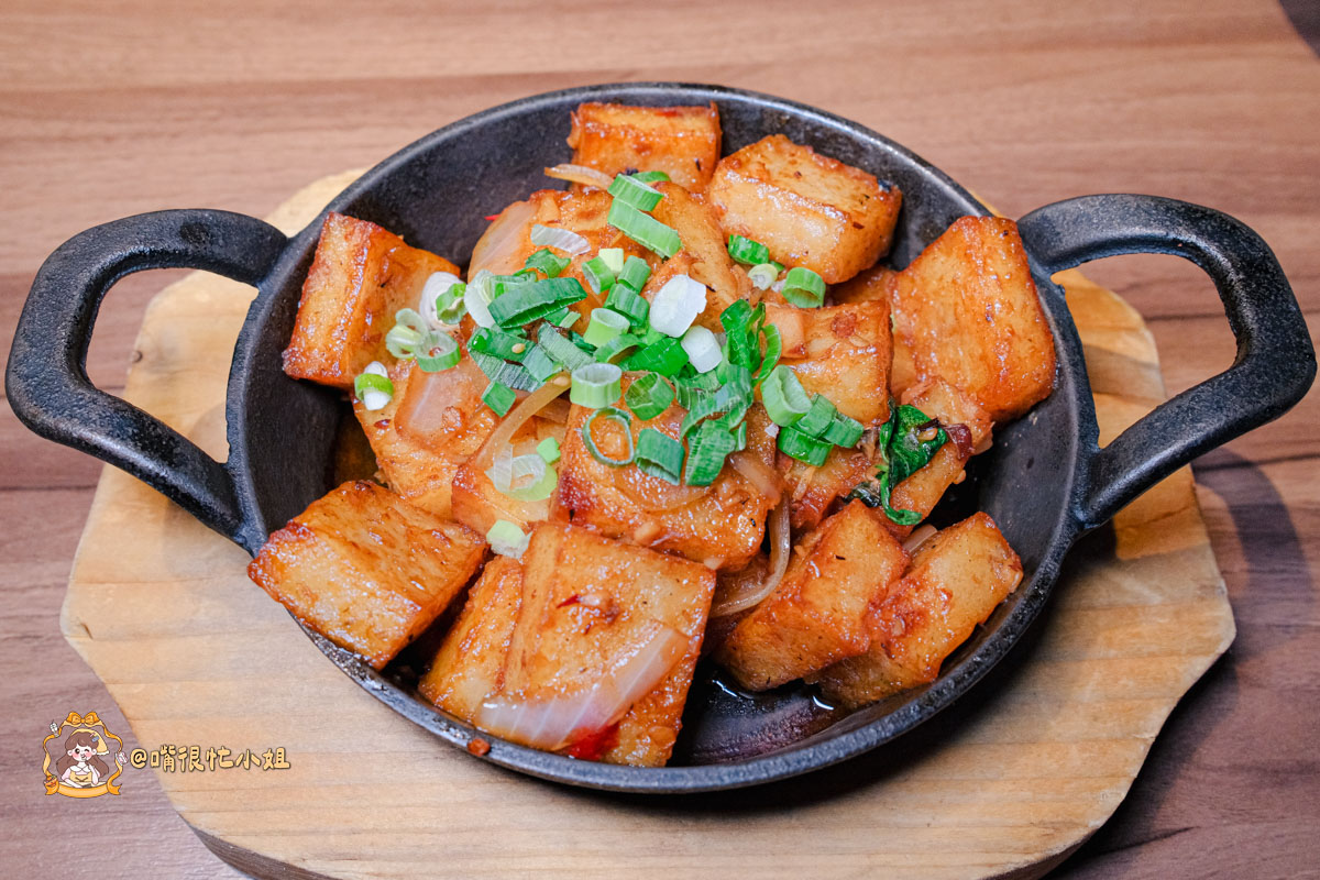 台北中山區餐酒館推薦｜逐愛轉運站—老宅車站風的深夜餐酒館 KPOP主題調酒、創意料理一次滿足
