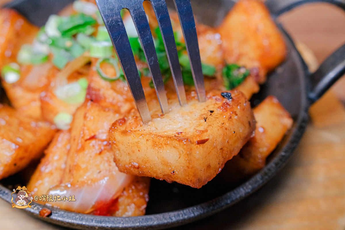 台北中山區餐酒館推薦｜逐愛轉運站—老宅車站風的深夜餐酒館 KPOP主題調酒、創意料理一次滿足