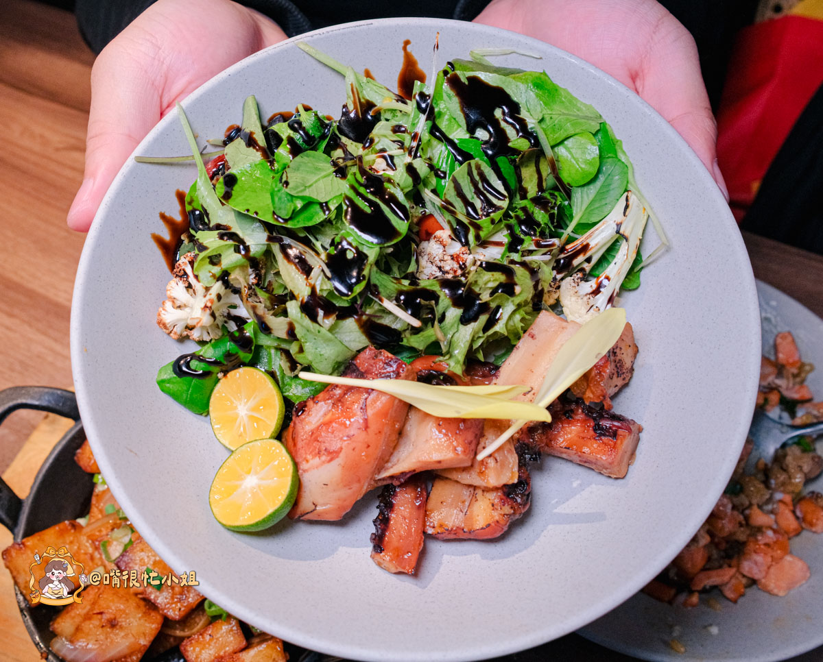 台北中山區餐酒館推薦｜逐愛轉運站—老宅車站風的深夜餐酒館 KPOP主題調酒、創意料理一次滿足