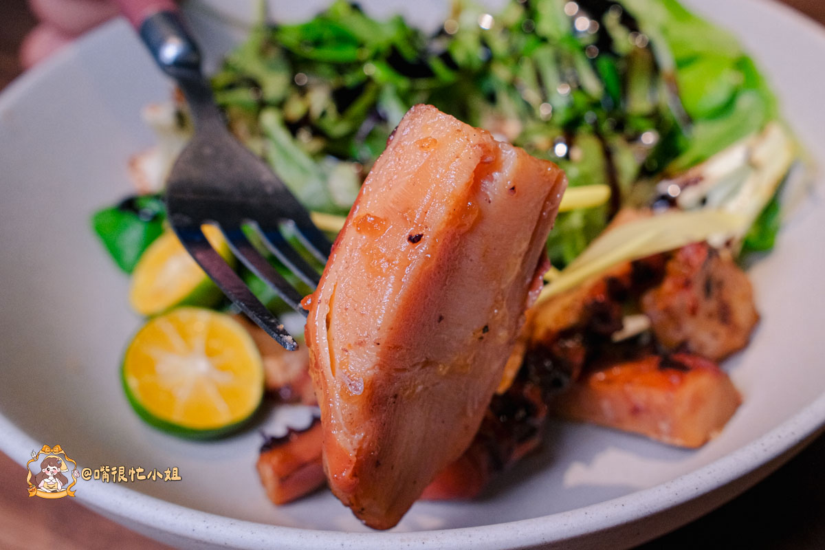 台北中山區餐酒館推薦｜逐愛轉運站—老宅車站風的深夜餐酒館 KPOP主題調酒、創意料理一次滿足