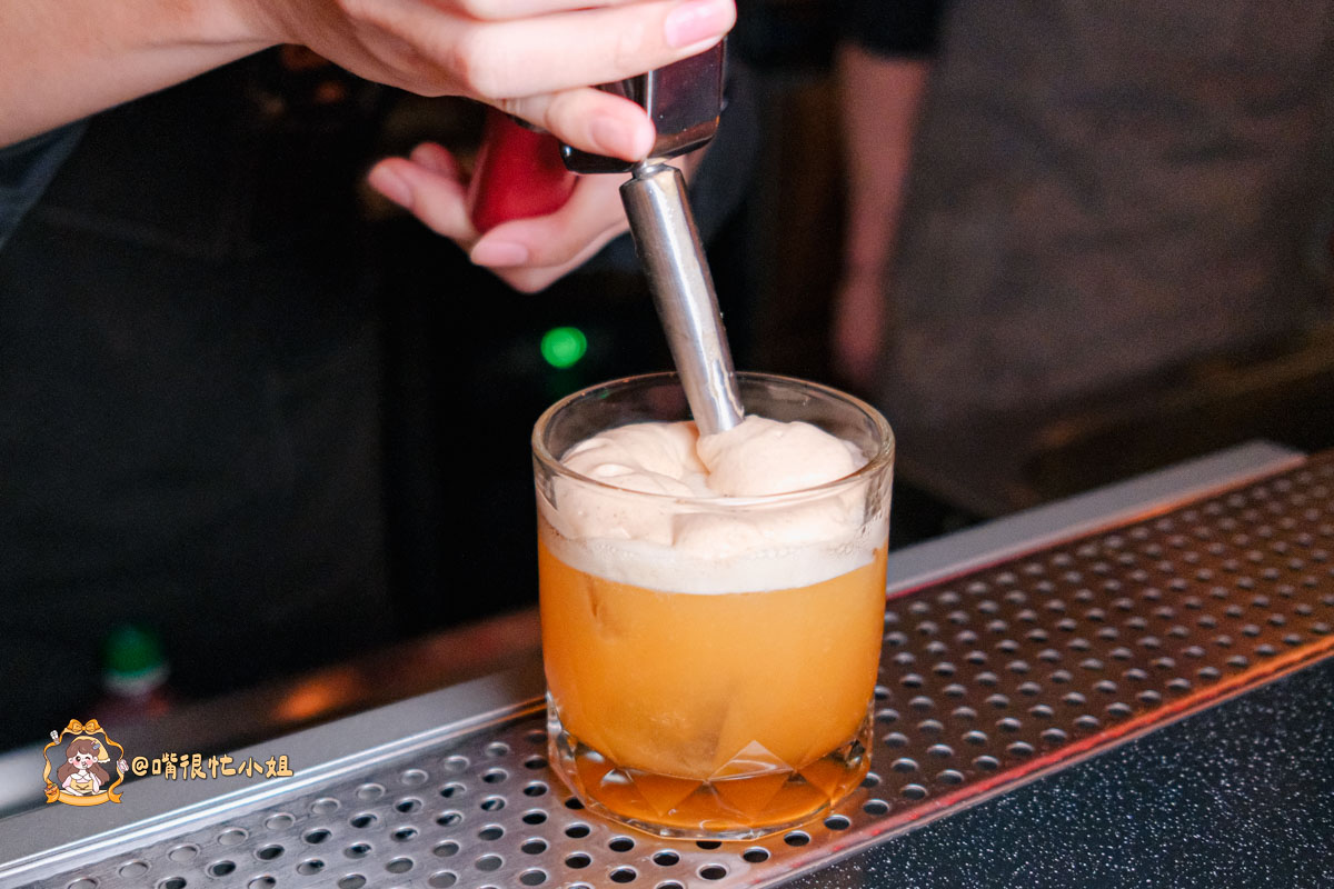 台北中山區餐酒館推薦｜逐愛轉運站—老宅車站風的深夜餐酒館 KPOP主題調酒、創意料理一次滿足