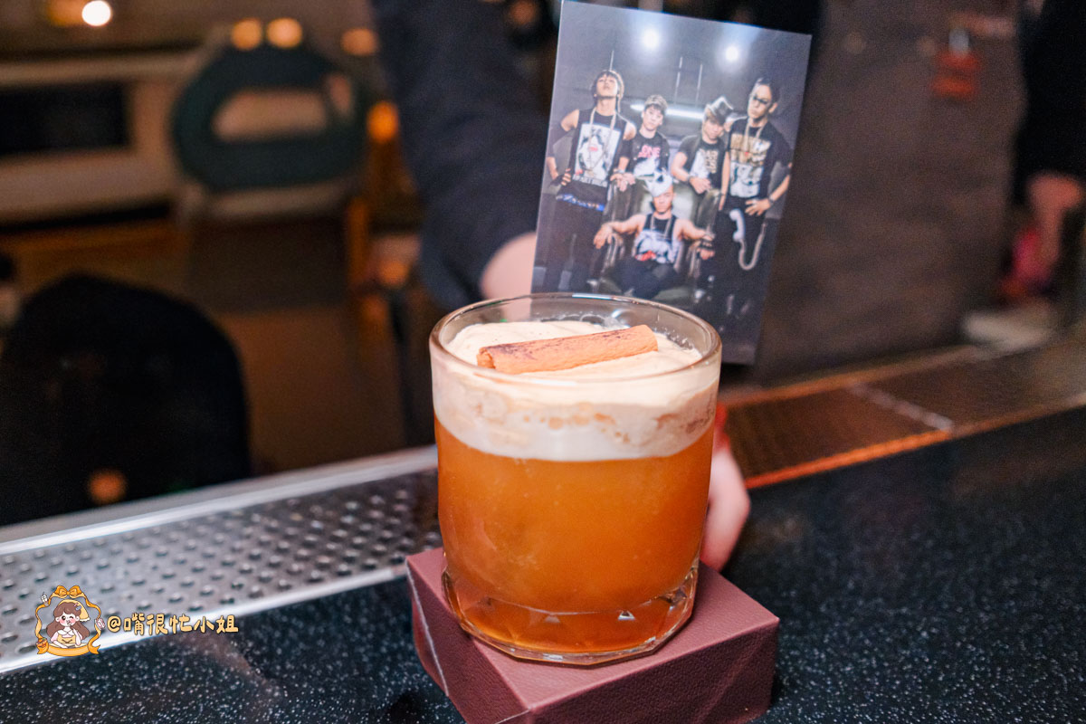 台北中山區餐酒館推薦｜逐愛轉運站—老宅車站風的深夜餐酒館 KPOP主題調酒、創意料理一次滿足