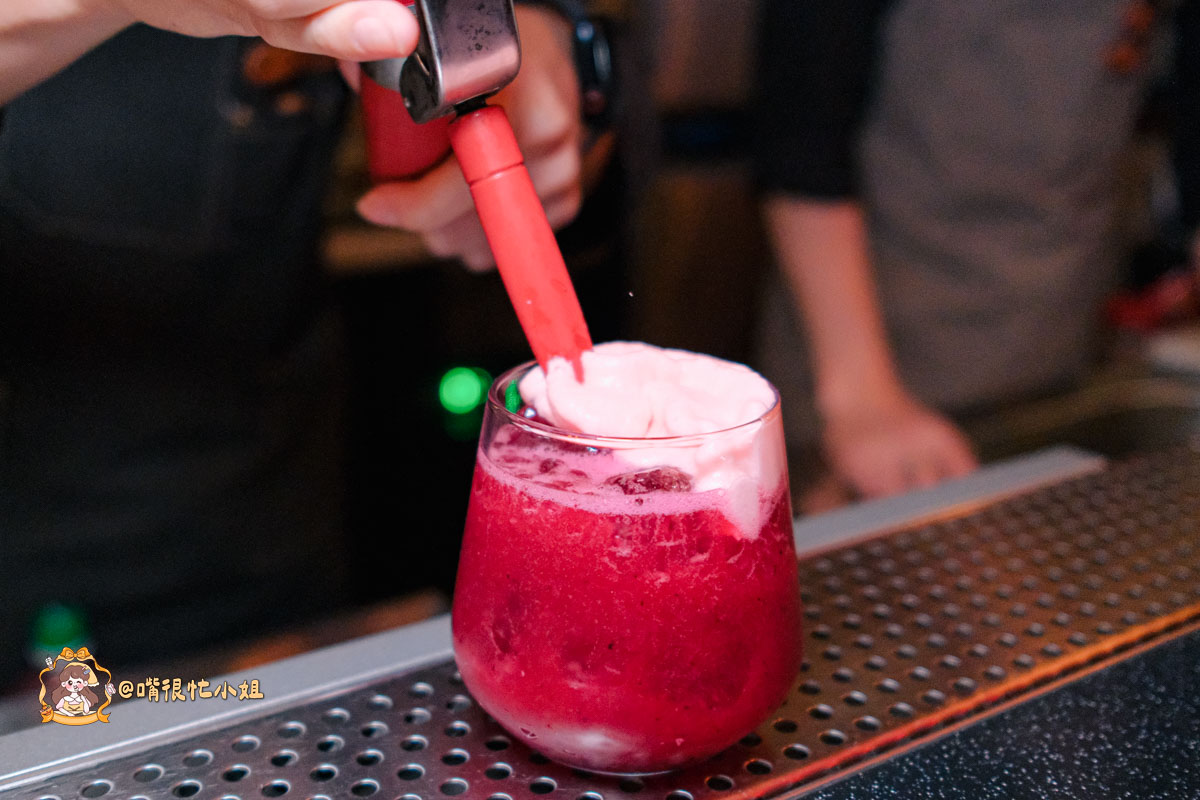 台北中山區餐酒館推薦｜逐愛轉運站—老宅車站風的深夜餐酒館 KPOP主題調酒、創意料理一次滿足