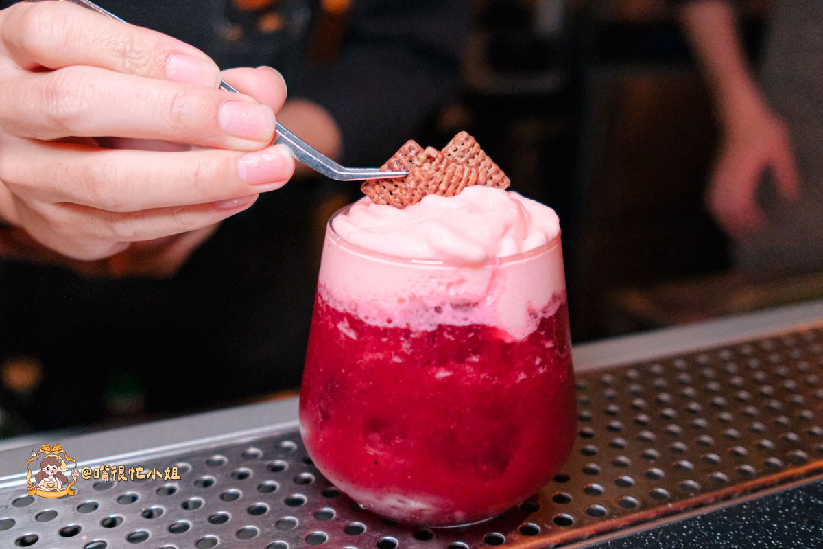 台北中山區餐酒館推薦｜逐愛轉運站—老宅車站風的深夜餐酒館 KPOP主題調酒、創意料理一次滿足