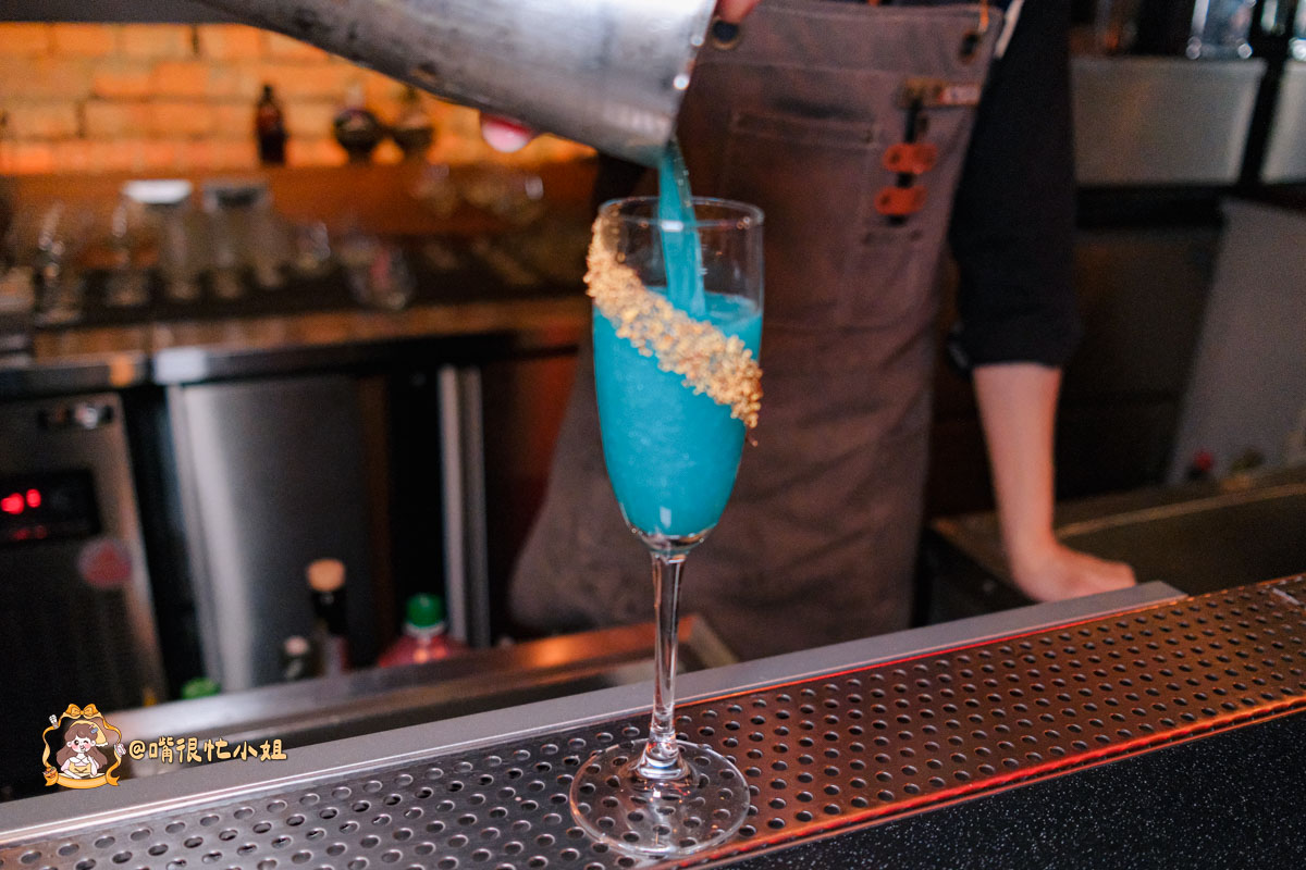 台北中山區餐酒館推薦｜逐愛轉運站—老宅車站風的深夜餐酒館 KPOP主題調酒、創意料理一次滿足