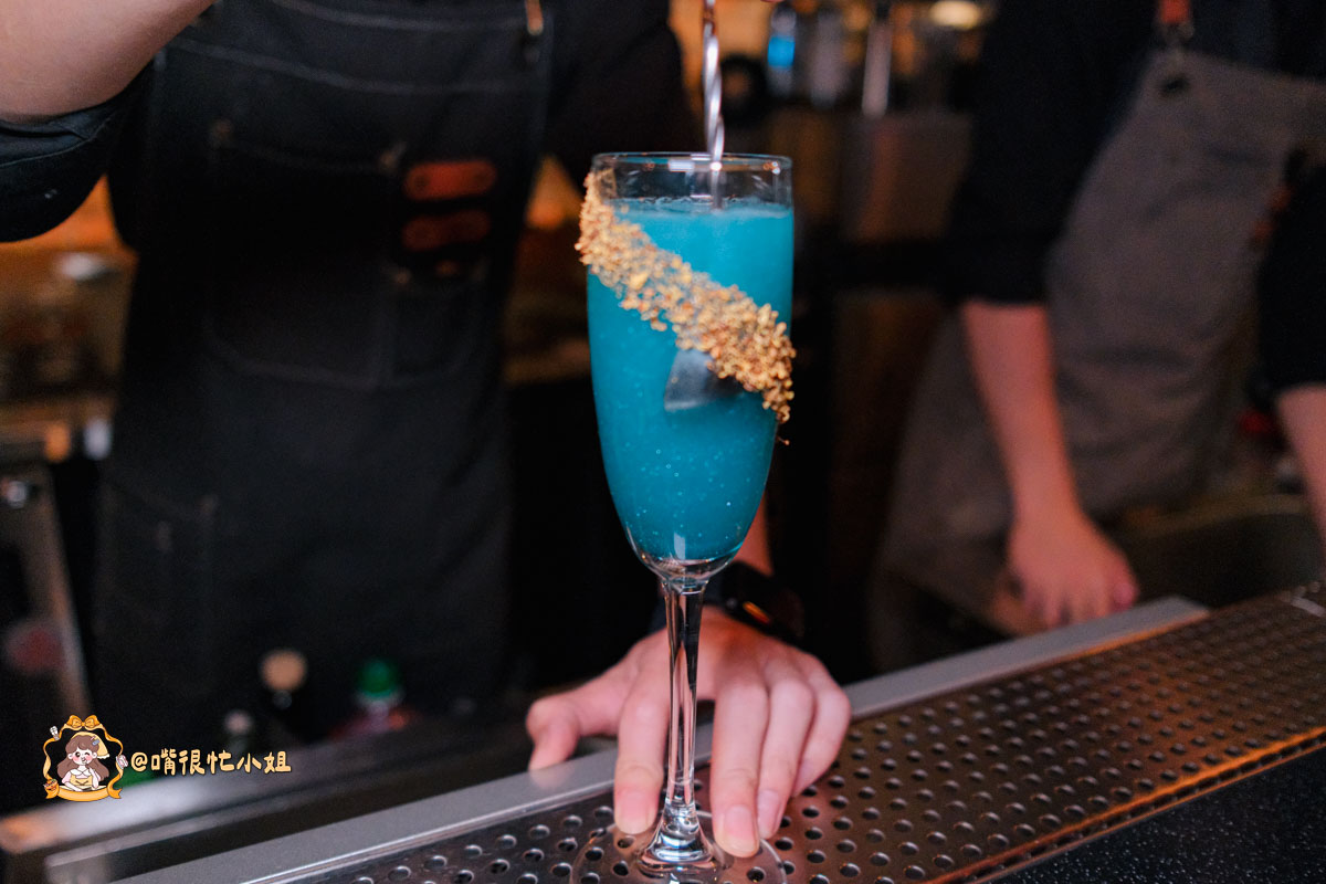 台北中山區餐酒館推薦｜逐愛轉運站—老宅車站風的深夜餐酒館 KPOP主題調酒、創意料理一次滿足