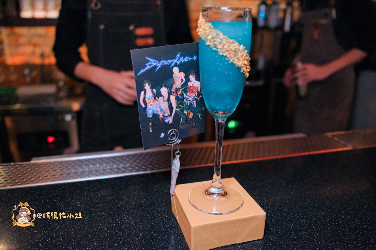 台北中山區餐酒館推薦｜逐愛轉運站—老宅車站風的深夜餐酒館 KPOP主題調酒、創意料理一次滿足