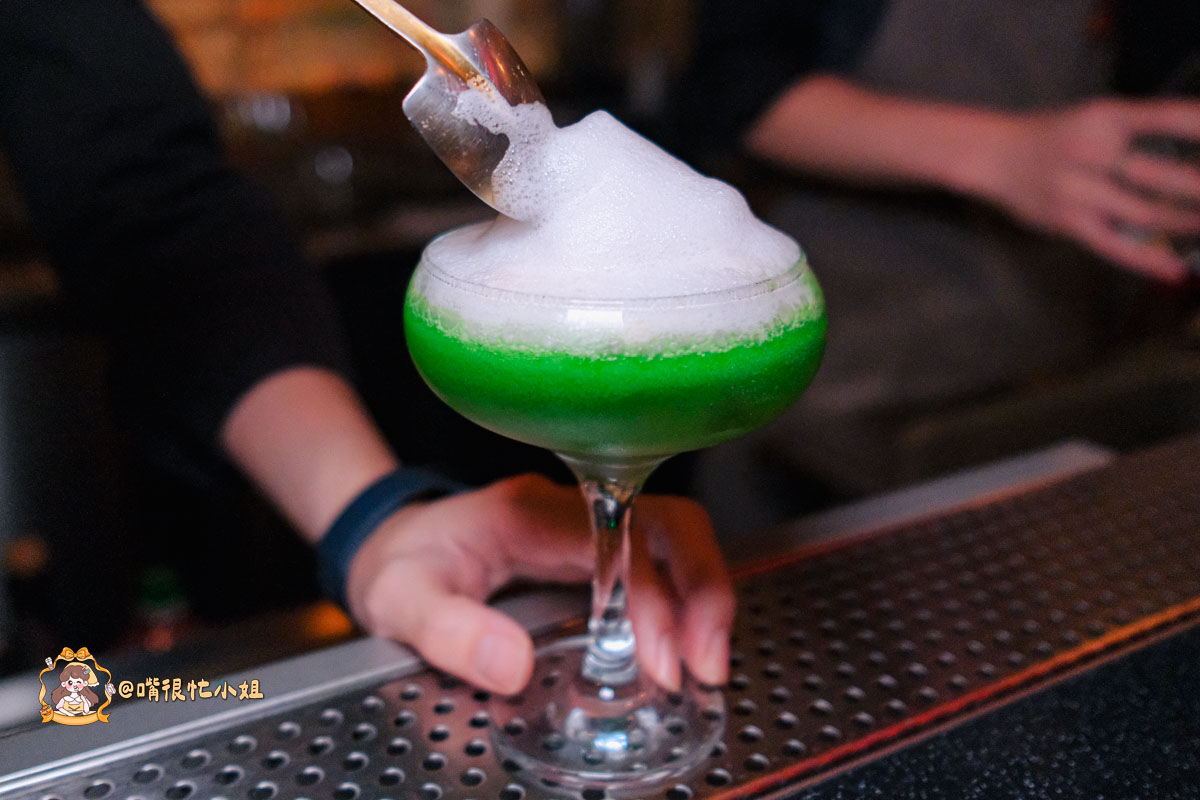 台北中山區餐酒館推薦｜逐愛轉運站—老宅車站風的深夜餐酒館 KPOP主題調酒、創意料理一次滿足