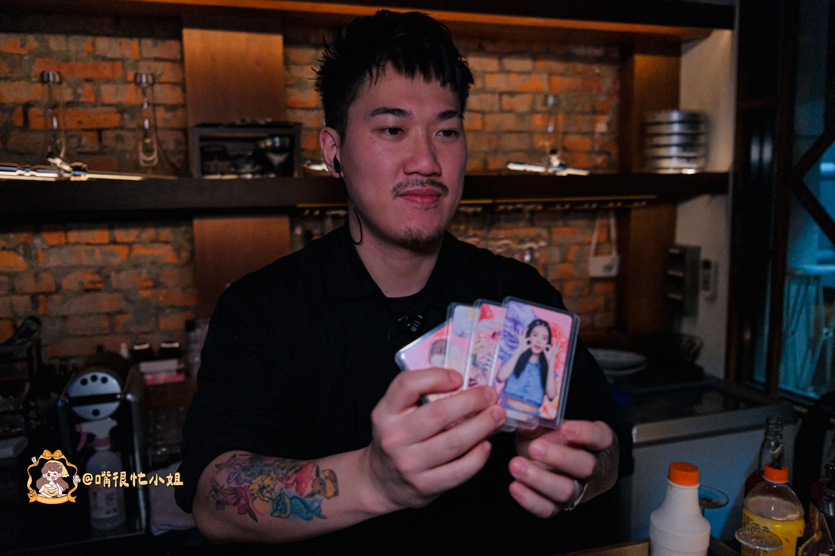 台北中山區餐酒館推薦｜逐愛轉運站—老宅車站風的深夜餐酒館 KPOP主題調酒、創意料理一次滿足