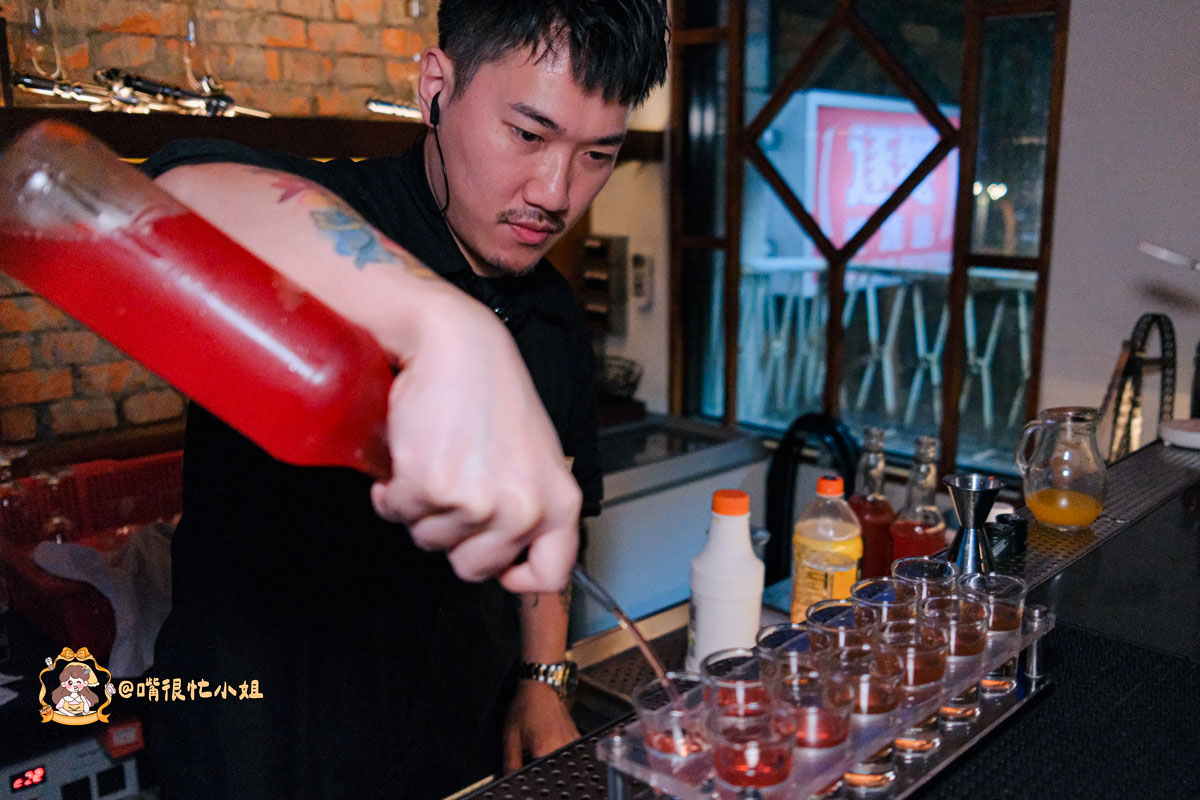 台北中山區餐酒館推薦｜逐愛轉運站—老宅車站風的深夜餐酒館 KPOP主題調酒、創意料理一次滿足