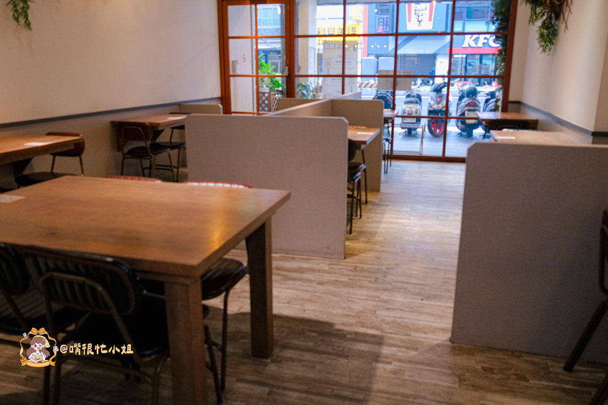 三重拉麵推薦｜二鬼麵舖三重店─麻辣炸雞乾拉麵、起司麻奶拉麵必吃