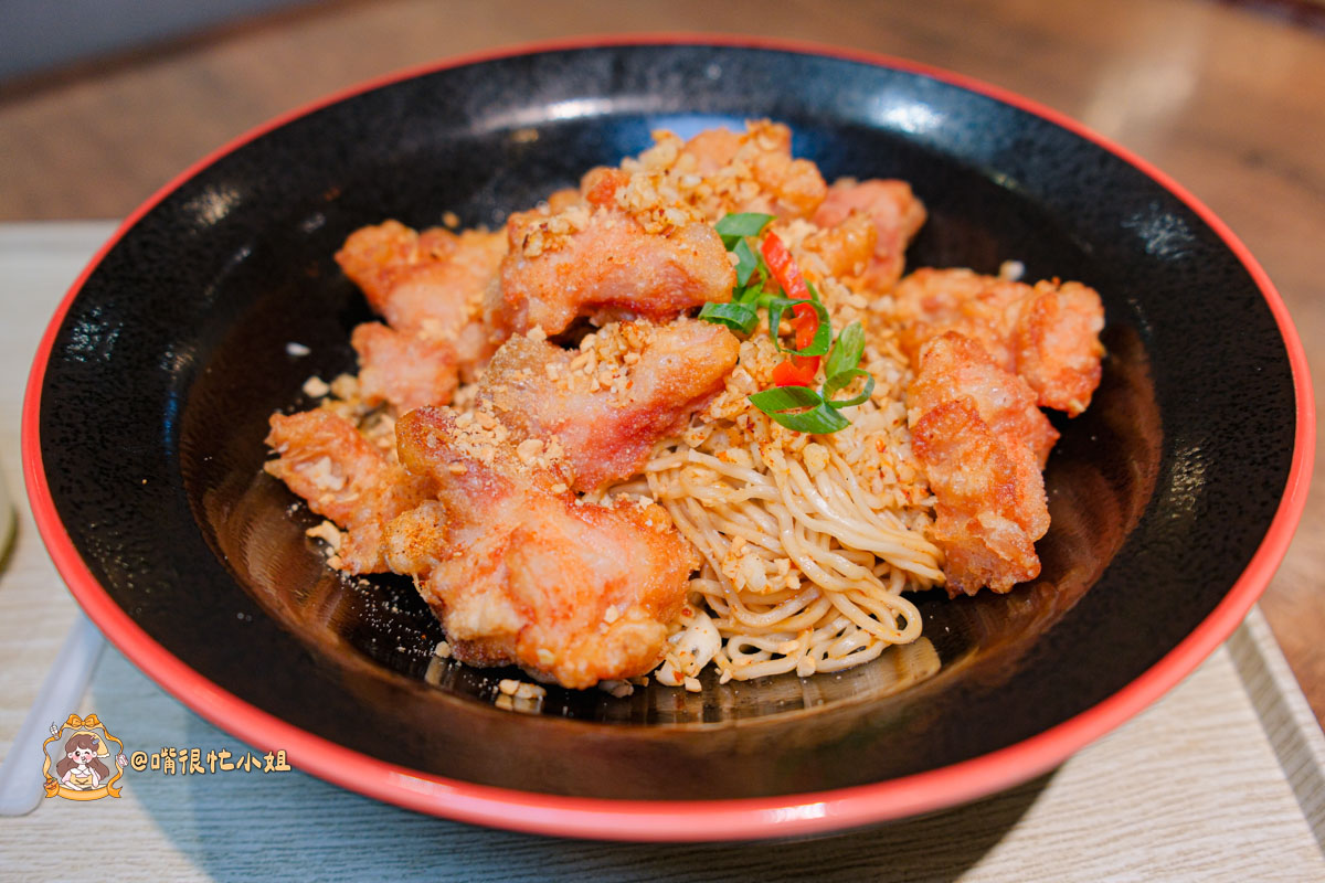 三重拉麵推薦｜二鬼麵舖三重店─麻辣炸雞乾拉麵、起司麻奶拉麵必吃