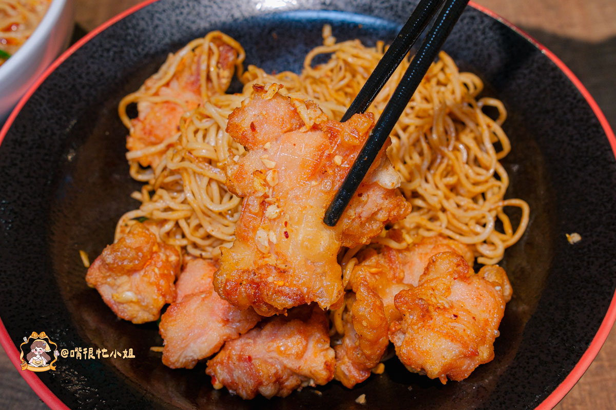 三重拉麵推薦｜二鬼麵舖三重店─麻辣炸雞乾拉麵、起司麻奶拉麵必吃