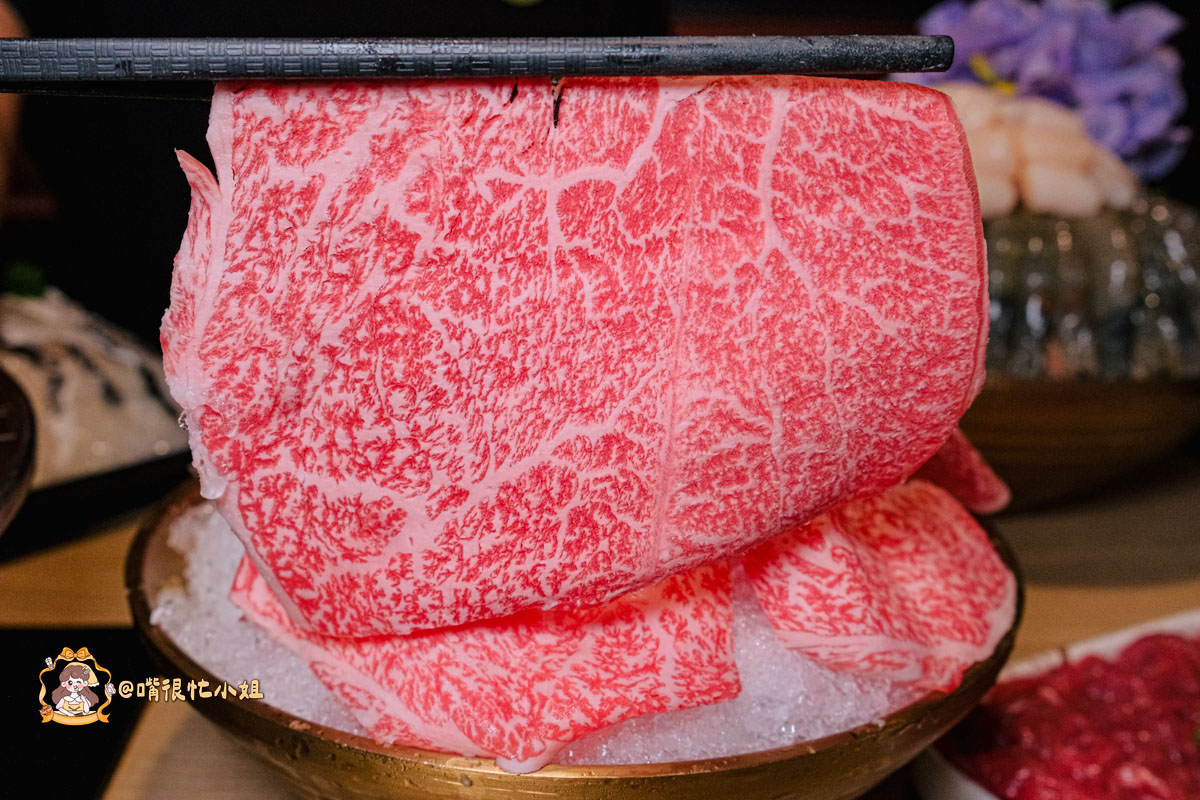 內湖麻辣鍋推薦｜四川龍府麻辣鍋─壽星幾歲送幾隻蝦、東湖美食必吃