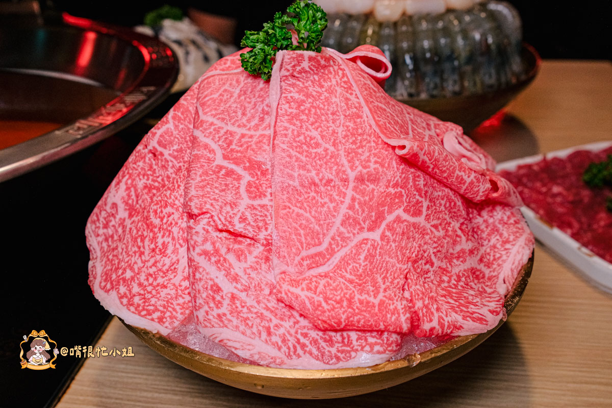 內湖麻辣鍋推薦｜四川龍府麻辣鍋─壽星幾歲送幾隻蝦、東湖美食必吃