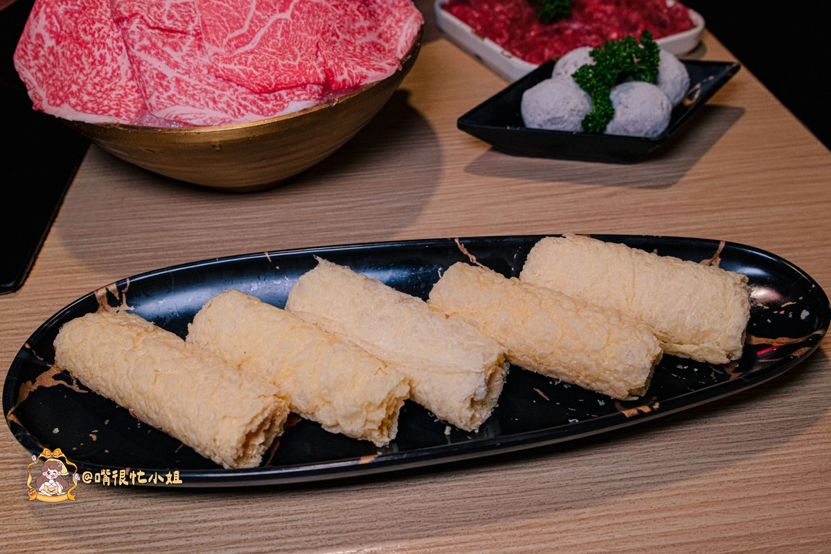 內湖麻辣鍋推薦｜四川龍府麻辣鍋─壽星幾歲送幾隻蝦、東湖美食必吃