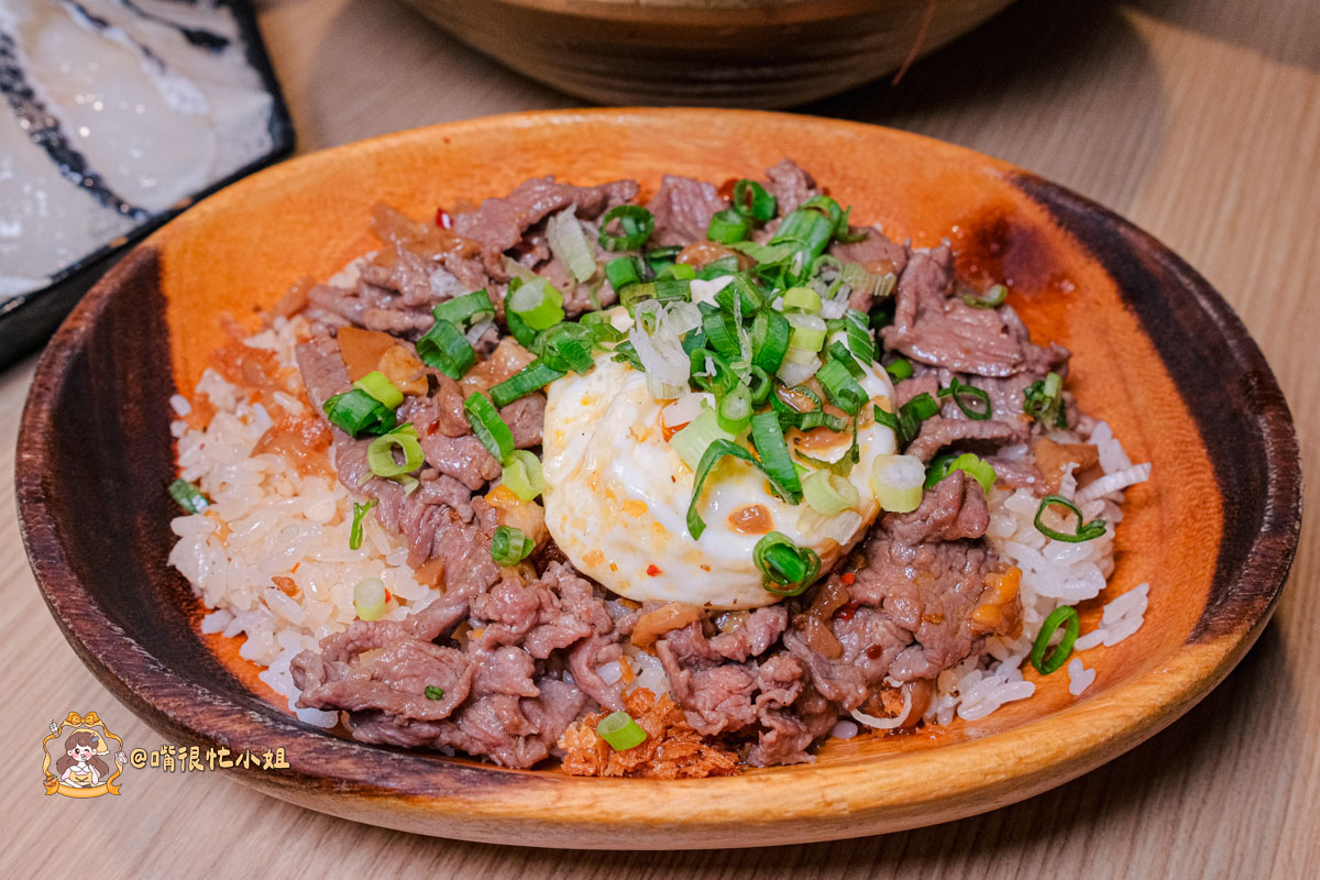 內湖麻辣鍋推薦｜四川龍府麻辣鍋─壽星幾歲送幾隻蝦、東湖美食必吃