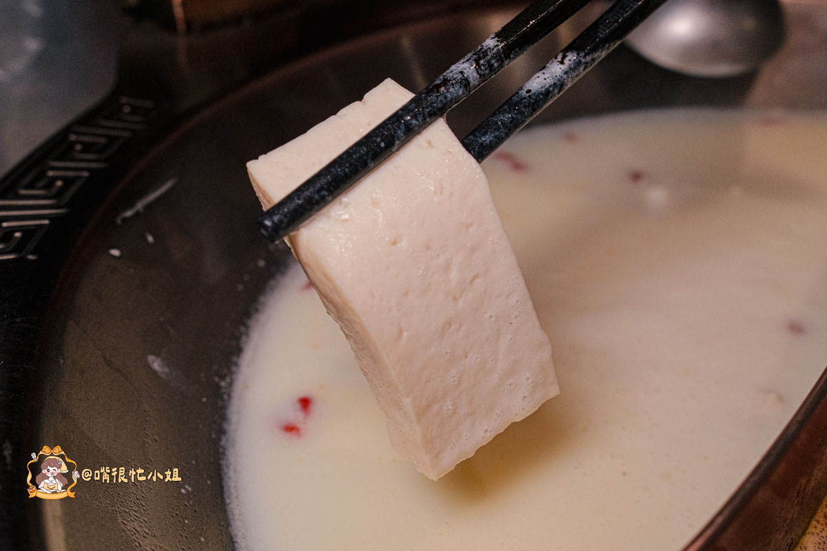 內湖麻辣鍋推薦｜四川龍府麻辣鍋─壽星幾歲送幾隻蝦、東湖美食必吃