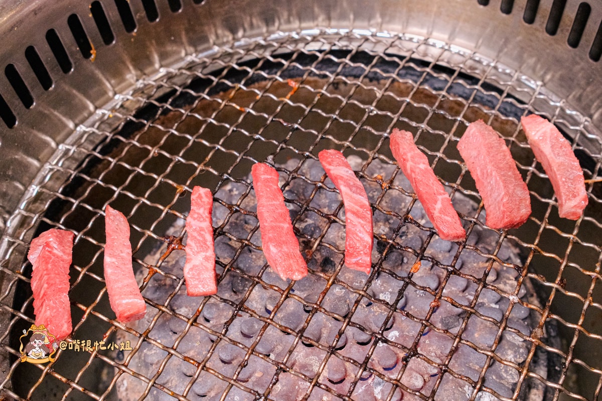 中壢燒肉推薦｜林燒肉—中原商圈蠟筆小新主題燒肉店，$999雙人套餐＋KTV歡唱一次滿足桃園中壢美食