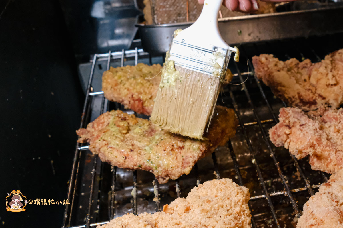 饒河夜市美食推薦｜火岩堂饒河店—松山站旁雞排加飲料100元，職人三火封香雞排現炸再炙烤