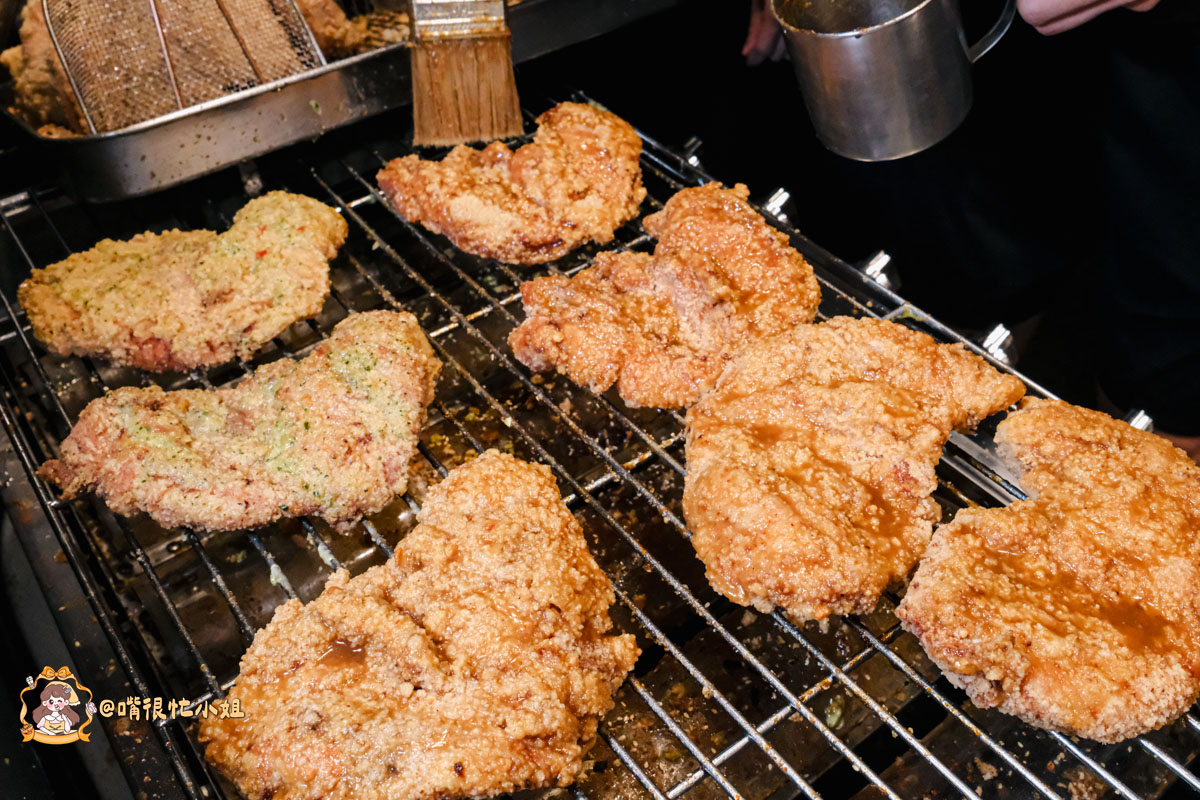 饒河夜市美食推薦｜火岩堂饒河店—松山站旁雞排加飲料100元，職人三火封香雞排現炸再炙烤