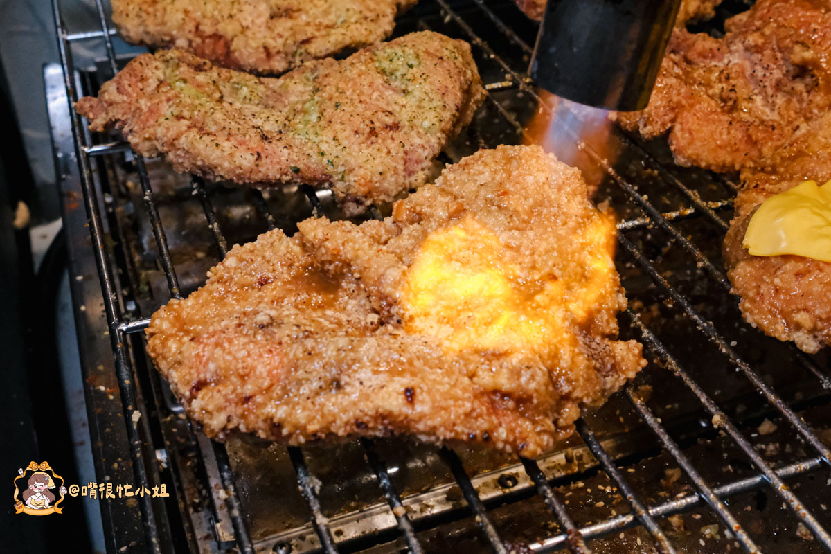 饒河夜市美食推薦｜火岩堂饒河店—松山站旁雞排加飲料100元，職人三火封香雞排現炸再炙烤