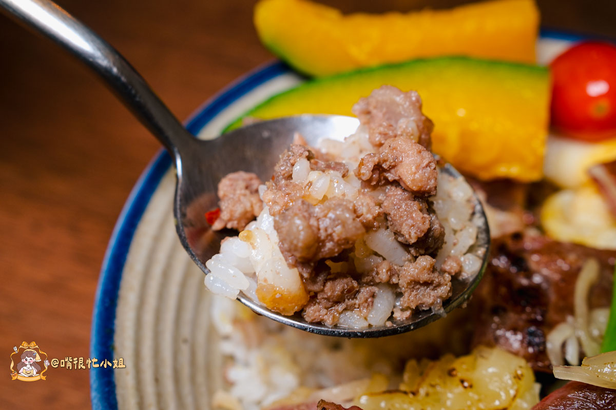 新竹東門市場美食|硬派主廚的軟嫩料理—人氣排隊必吃的舒肥牛排飯與櫻桃鴨腿飯 - 第9張圖 新竹東門市場美食|硬派主廚的軟嫩料理—人氣排隊必吃的舒肥牛排飯與櫻桃鴨腿飯