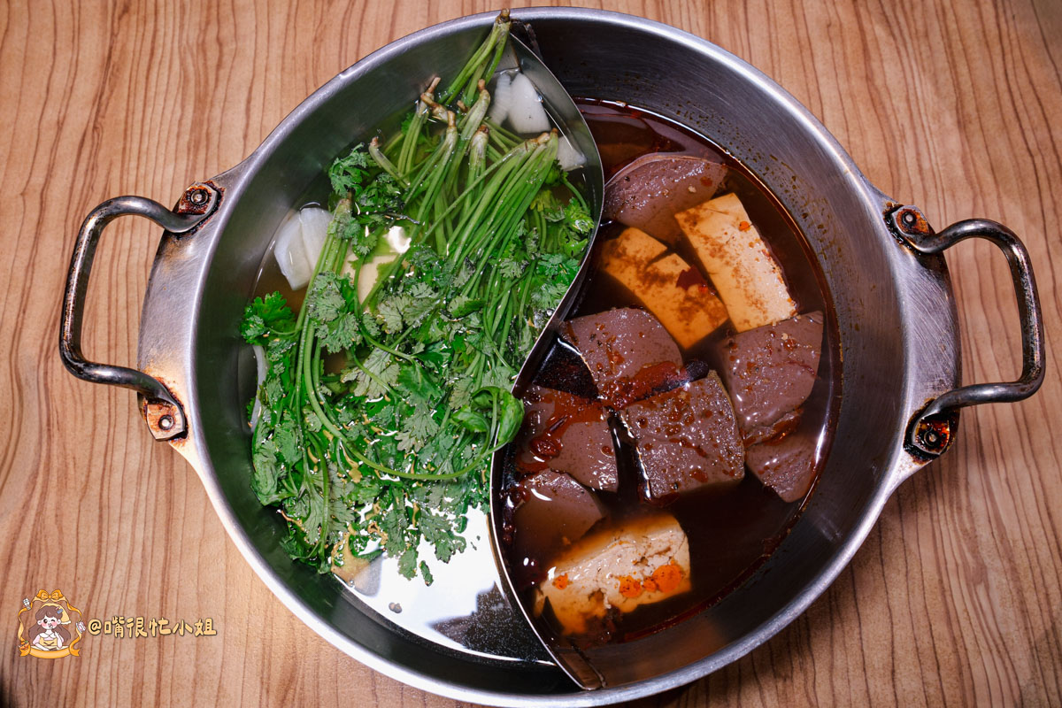 台北醬蟹推薦｜可汗大叔海鮮火鍋—必吃生醃三拼、蟹黃瀑布丼飯與香菜瀑布鍋