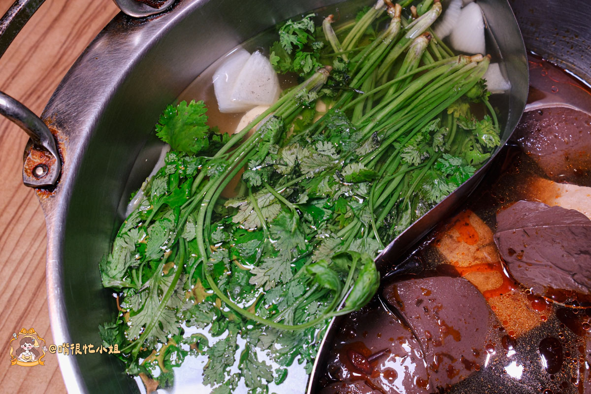 台北醬蟹推薦｜可汗大叔海鮮火鍋—必吃生醃三拼、蟹黃瀑布丼飯與香菜瀑布鍋