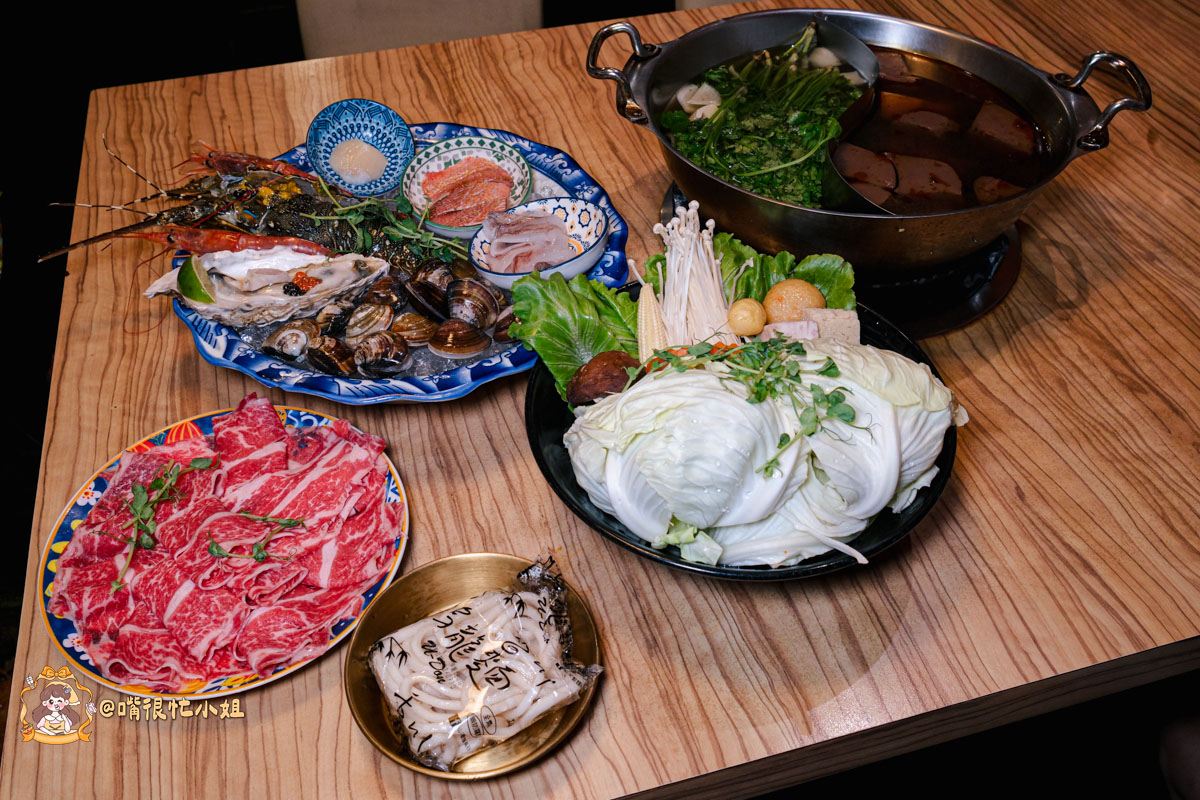 台北醬蟹推薦｜可汗大叔海鮮火鍋—必吃生醃三拼、蟹黃瀑布丼飯與香菜瀑布鍋