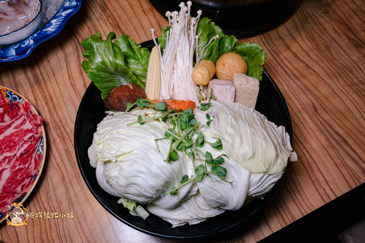 台北醬蟹推薦｜可汗大叔海鮮火鍋—必吃生醃三拼、蟹黃瀑布丼飯與香菜瀑布鍋