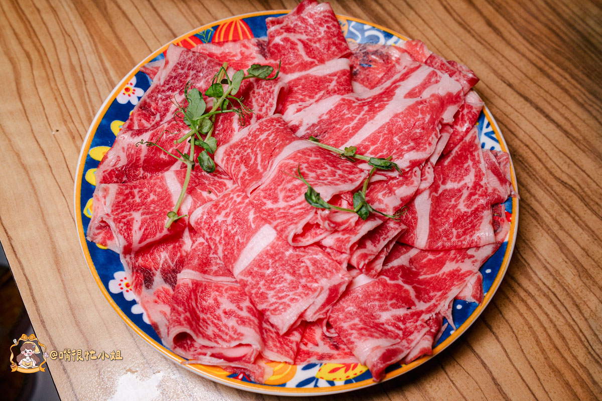 台北醬蟹推薦｜可汗大叔海鮮火鍋—必吃生醃三拼、蟹黃瀑布丼飯與香菜瀑布鍋