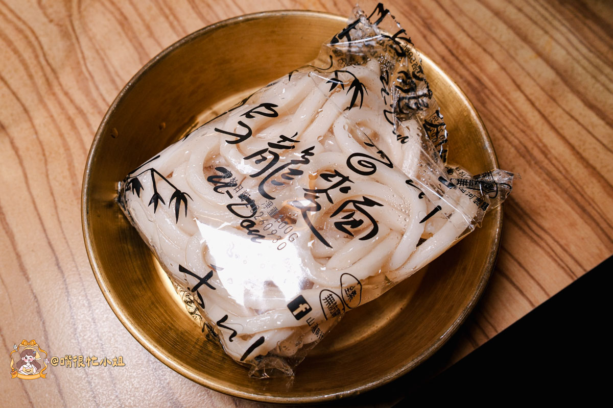 台北醬蟹推薦｜可汗大叔海鮮火鍋—必吃生醃三拼、蟹黃瀑布丼飯與香菜瀑布鍋