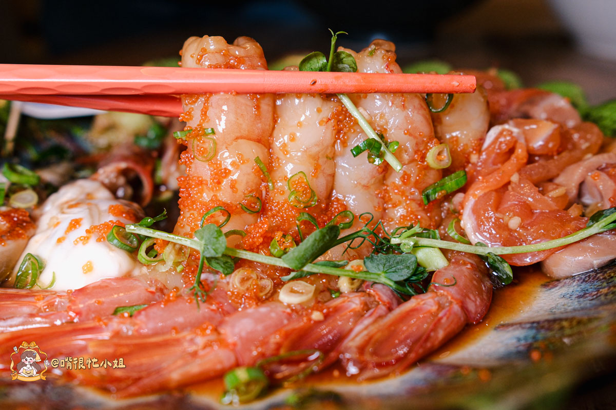 台北醬蟹推薦｜可汗大叔海鮮火鍋—必吃生醃三拼、蟹黃瀑布丼飯與香菜瀑布鍋