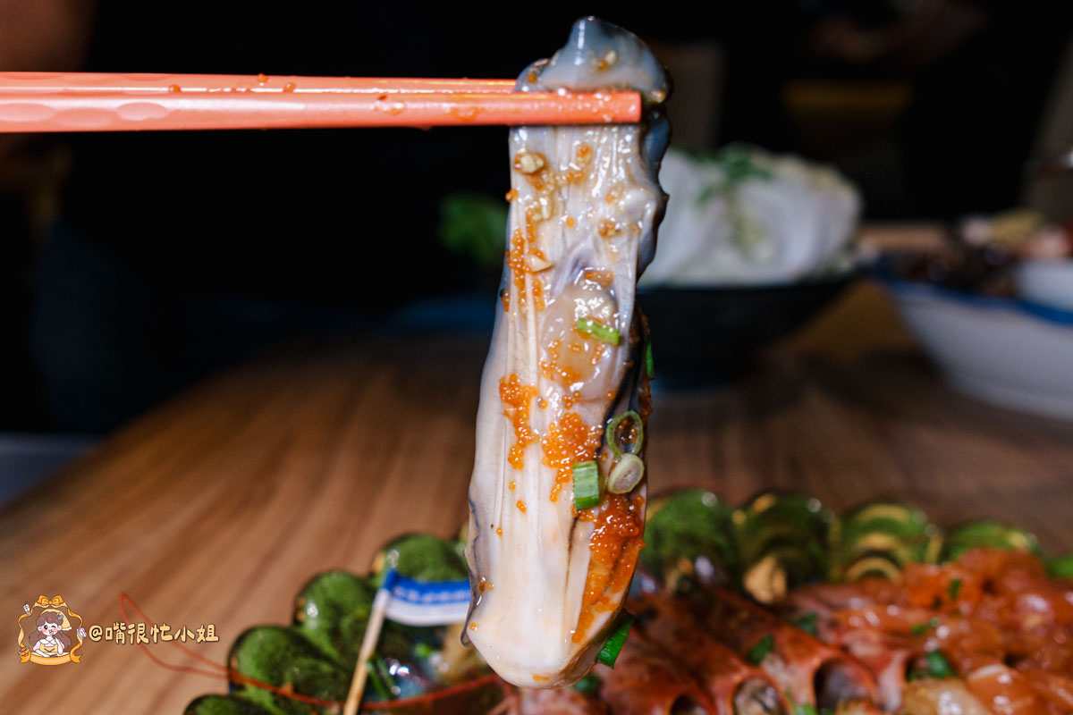 台北醬蟹推薦｜可汗大叔海鮮火鍋—必吃生醃三拼、蟹黃瀑布丼飯與香菜瀑布鍋