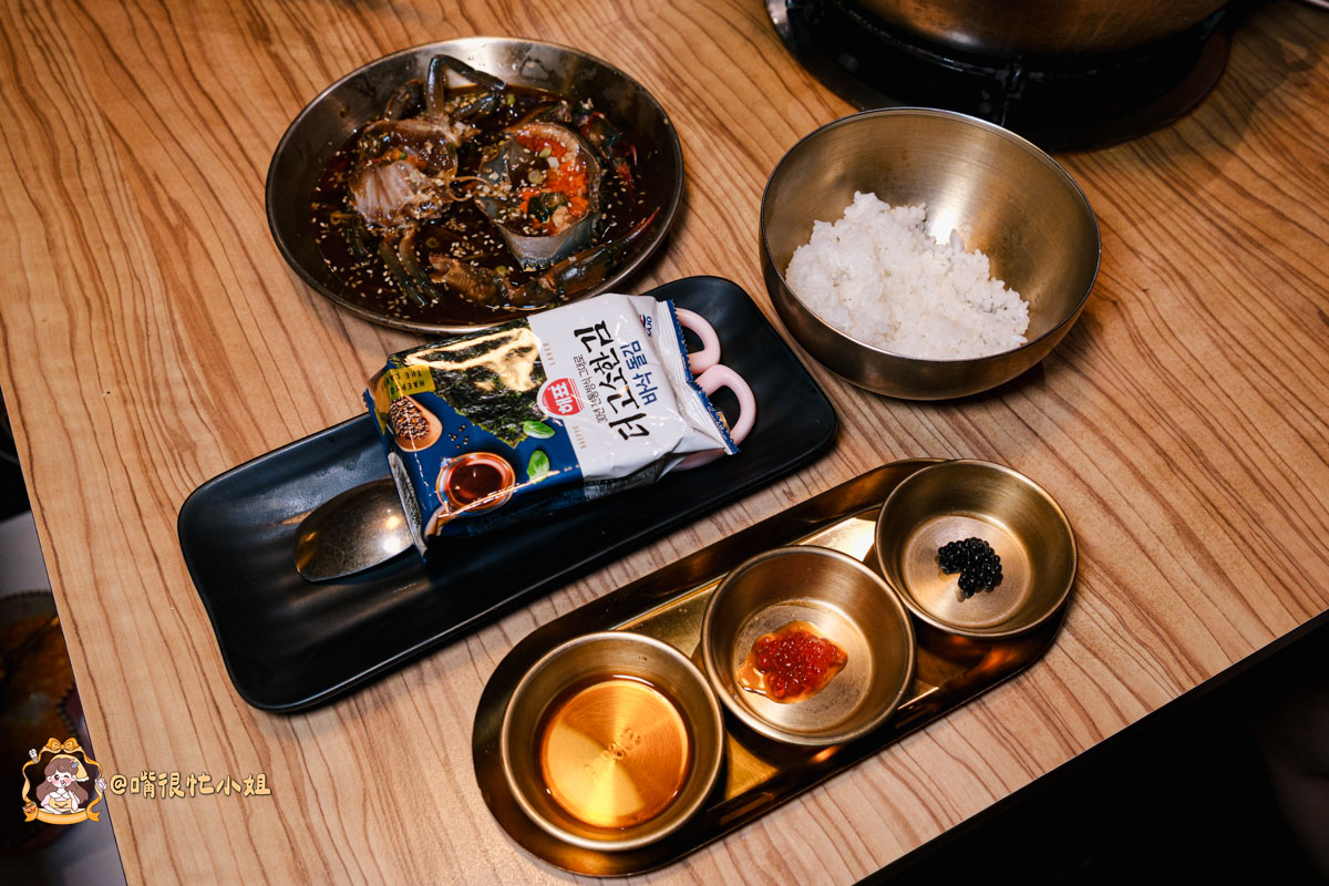 台北醬蟹推薦｜可汗大叔海鮮火鍋—必吃生醃三拼、蟹黃瀑布丼飯與香菜瀑布鍋