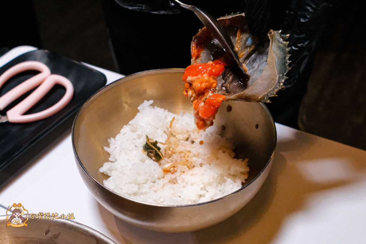 台北醬蟹推薦｜可汗大叔海鮮火鍋—必吃生醃三拼、蟹黃瀑布丼飯與香菜瀑布鍋
