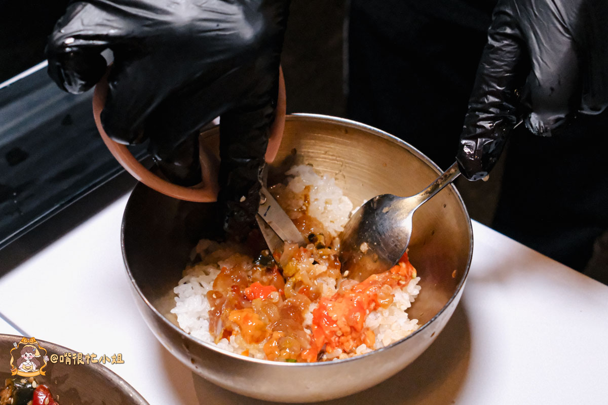 台北醬蟹推薦｜可汗大叔海鮮火鍋—必吃生醃三拼、蟹黃瀑布丼飯與香菜瀑布鍋