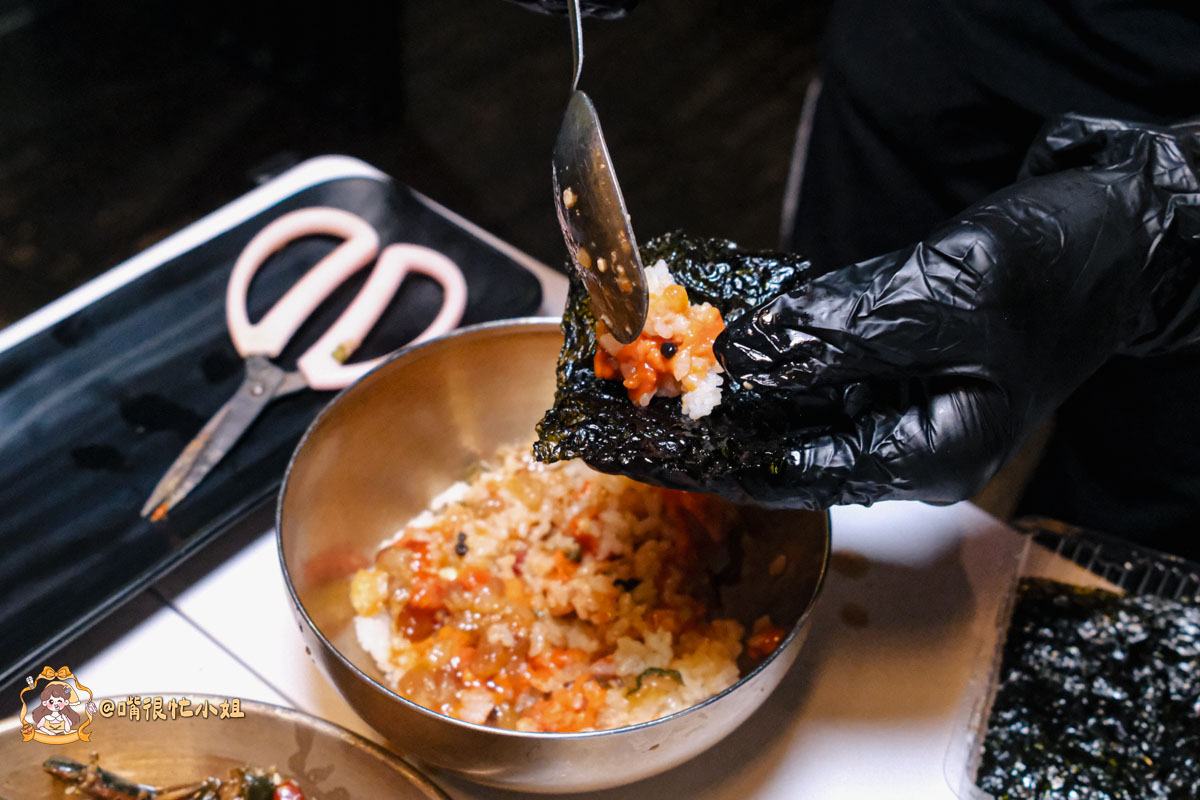 台北醬蟹推薦｜可汗大叔海鮮火鍋—必吃生醃三拼、蟹黃瀑布丼飯與香菜瀑布鍋