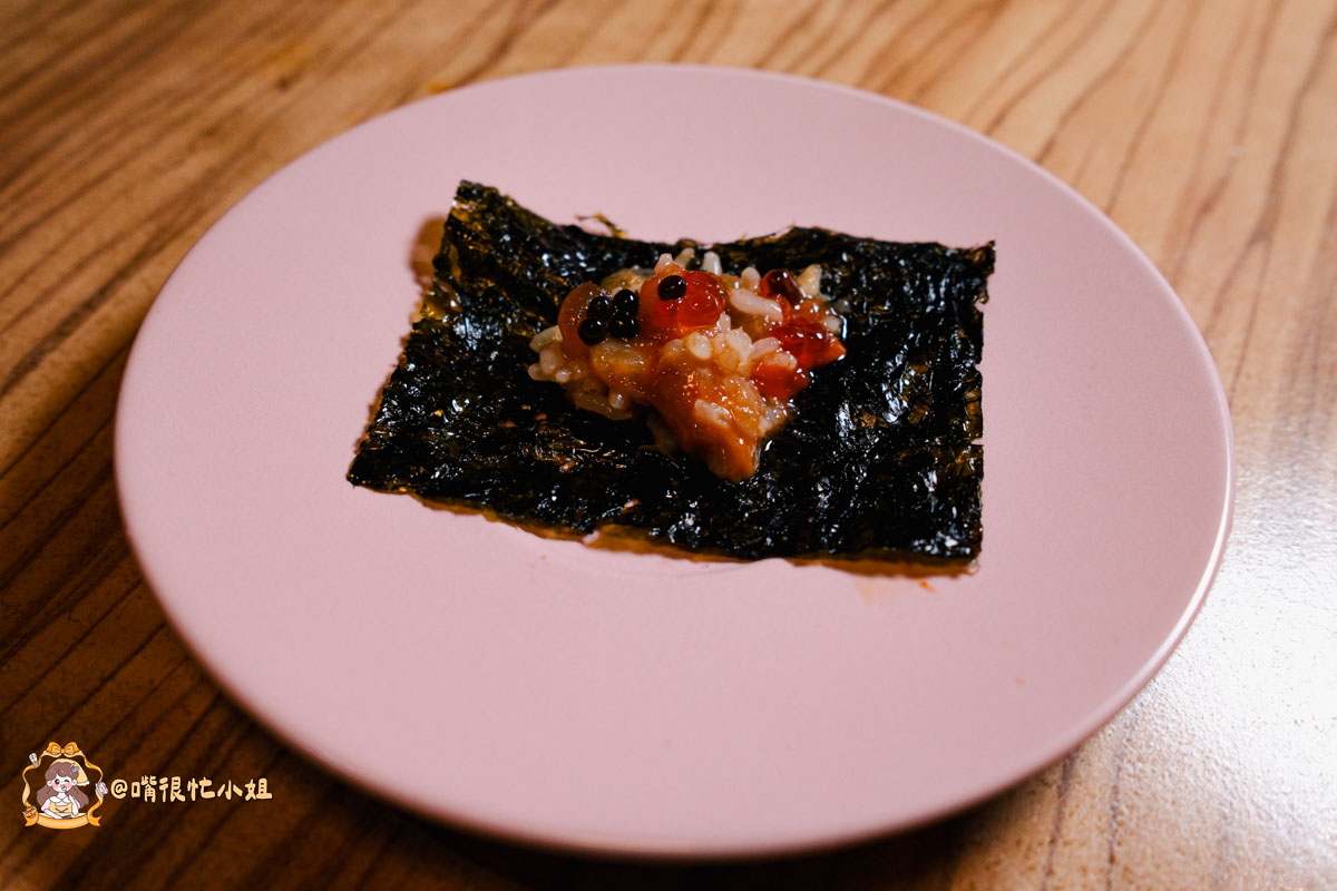台北醬蟹推薦｜可汗大叔海鮮火鍋—必吃生醃三拼、蟹黃瀑布丼飯與香菜瀑布鍋