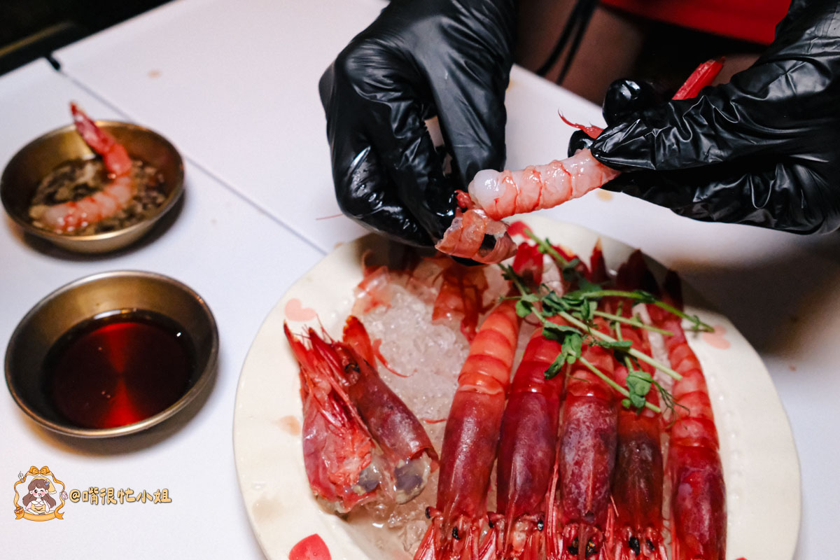 台北醬蟹推薦｜可汗大叔海鮮火鍋—必吃生醃三拼、蟹黃瀑布丼飯與香菜瀑布鍋