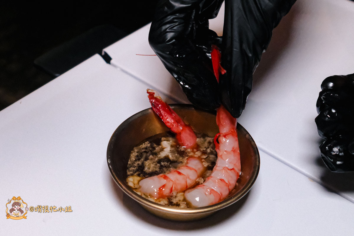 台北醬蟹推薦｜可汗大叔海鮮火鍋—必吃生醃三拼、蟹黃瀑布丼飯與香菜瀑布鍋